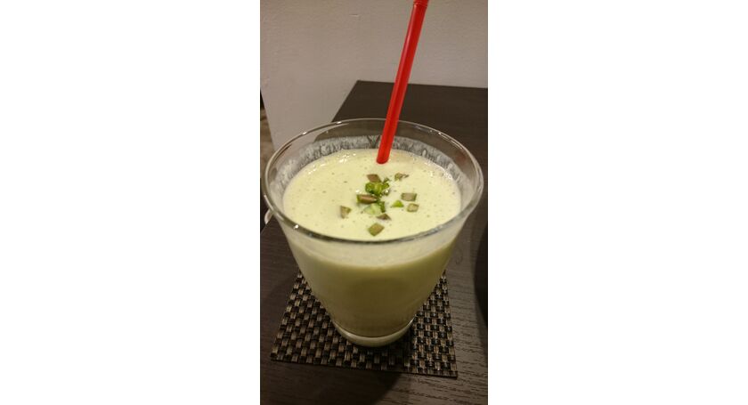 根津の植物カフェの新メニュー 豆乳グラパラスムージー 試作中 根津駅にある古本カフェ弥生坂 緑のスタッフブログです